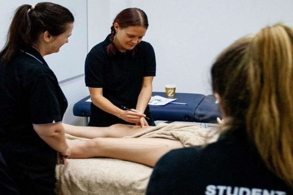 goldcoast-student-clinic Students conducting remedial massage training